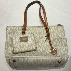 Michael Kors shoulder bag with assorted wallet, authentic in a great condition!